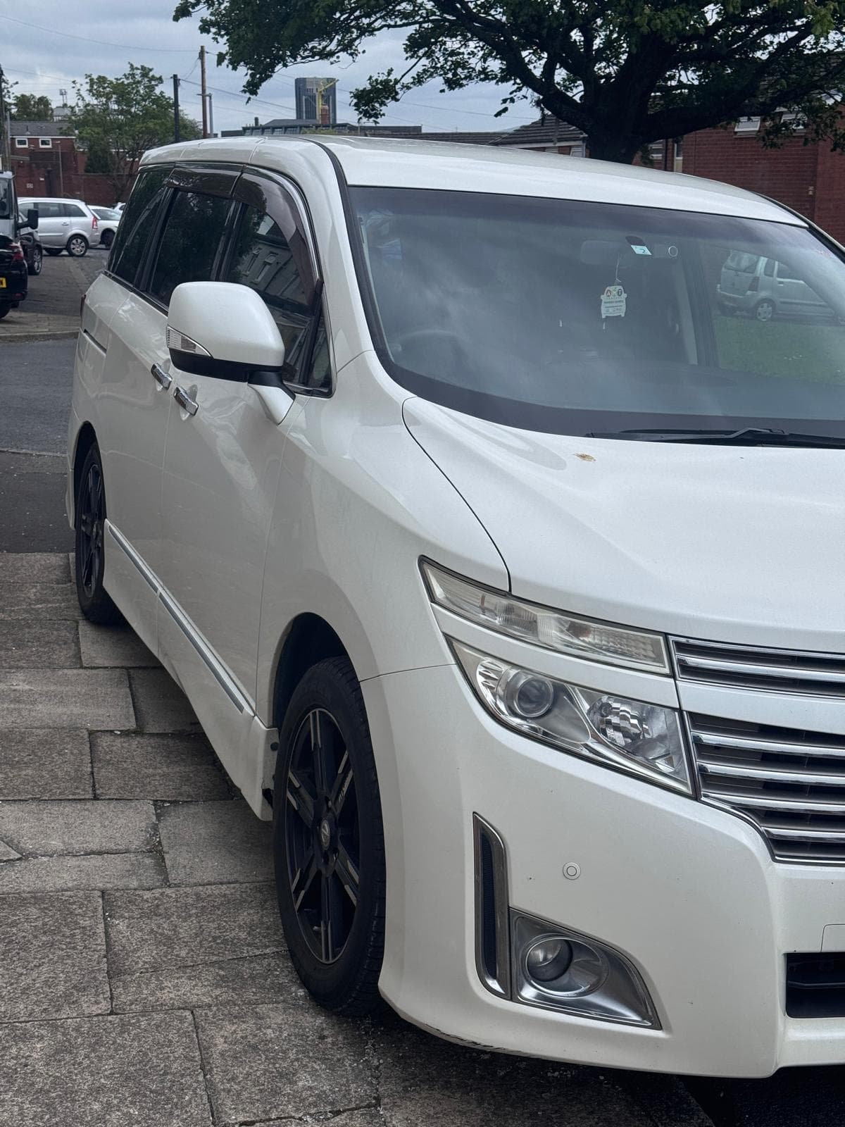Nissan Elgrand (2011) thumbnail 2