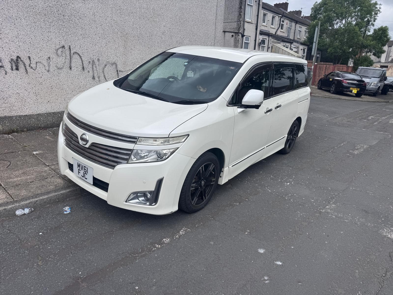 Nissan Elgrand (2011) thumbnail 3